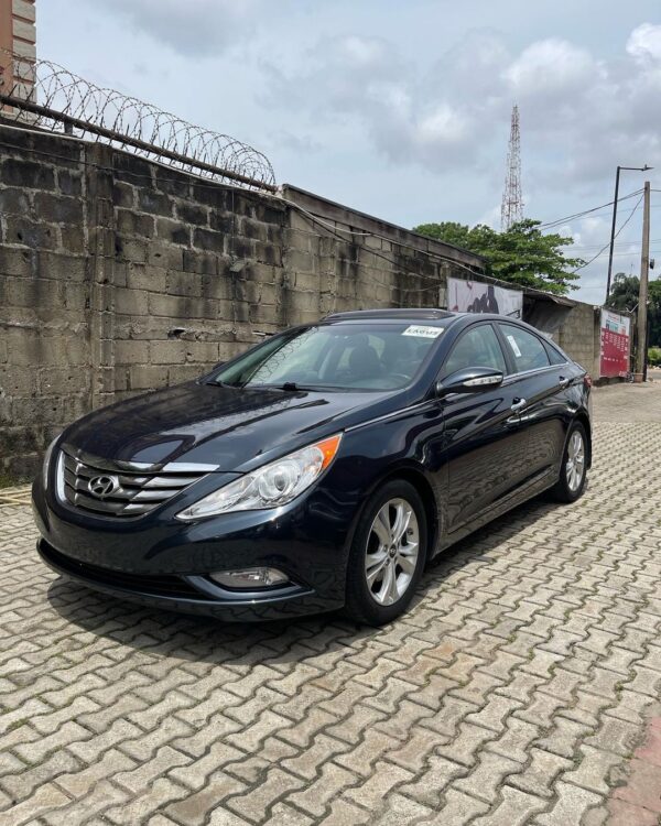 Hyundai Sonata right side front view